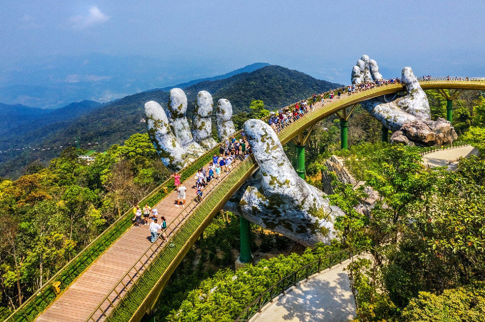 Pont d'or Vietnam en journée avec ciel bleu et touristes